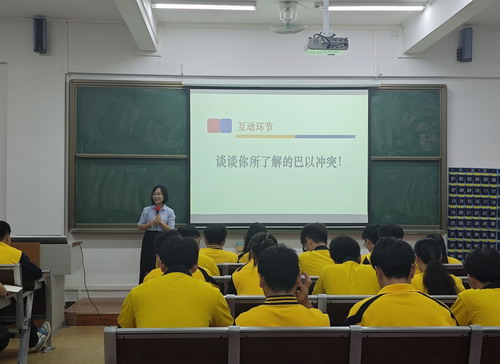 图为梁伟莹授课现场.jpg