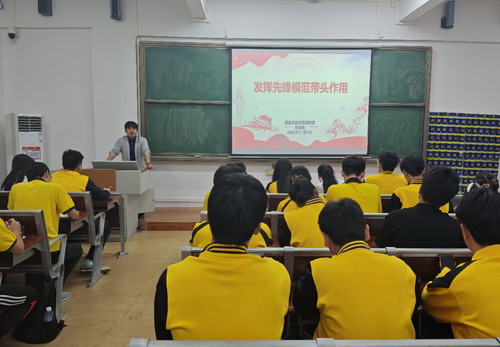 图为余培先授课现场.jpg