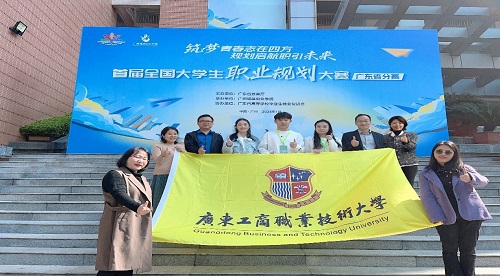 世界杯官网参赛师生合影1.jpg