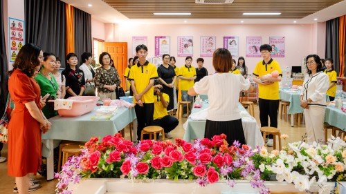 考察健康学院实训室.jpg