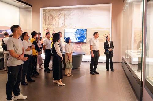 师生参观.JPG