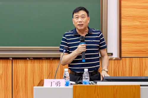 丁勇作辅导报告.JPG