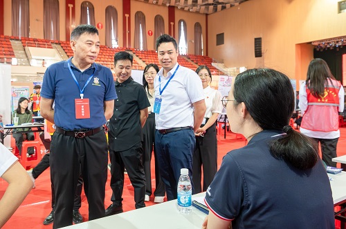 党委书记丁勇向参会企业了解情况.jpg