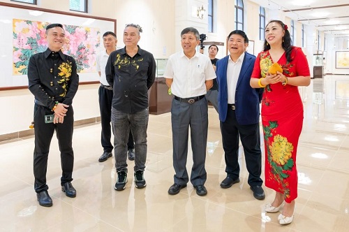 嘉宾参观展出.jpg 嘉宾参观展出.jpg