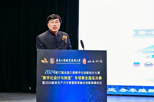 罗学科作报告.jpg