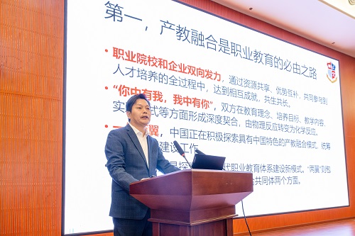 凌毅作报告.JPG