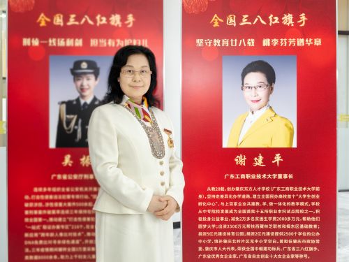 谢建平董事长在会场.jpg 谢建平董事长在会场.jpg