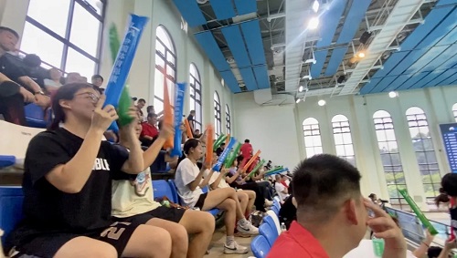 由世界杯官网学生组成的拉拉队.jpg