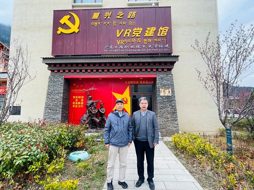 赵同胤一行实地考察世界杯官网援建的VR党建馆使用情况.jpg