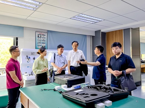 和飞一行走访广东德鑫医疗科技有限公司.jpg