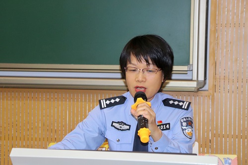 王洁作讲座.JPG