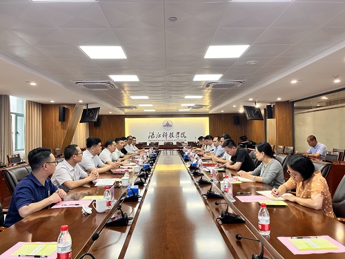 卢景值一行在湛江科技学院.jpg