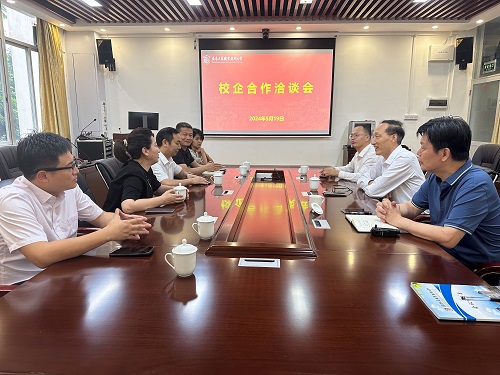 洽谈会现场.jpg