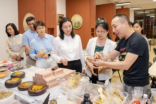 罗敏一行参观“广府金绣”工作室.jpg