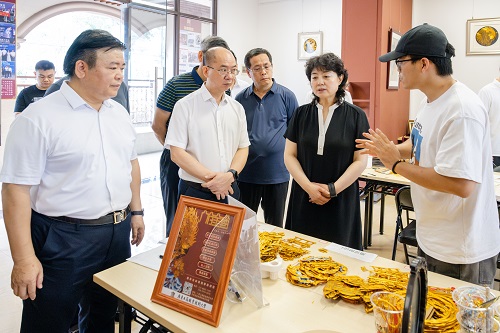 郑野岩一行参观广府金绣工作室.jpg