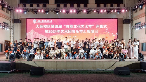 学校各级领导与演职人员合影.jpg