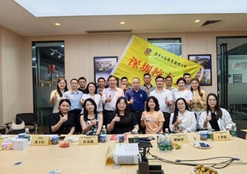 深圳校友会筹备委员会成立大会授旗仪式.jpg