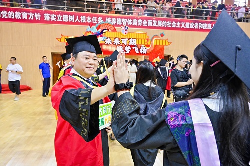 莫秀全欢送毕业生.jpg