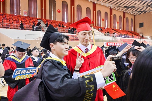 和飞与毕业生合影.jpg