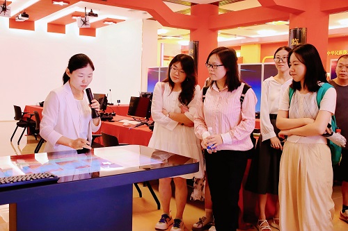 覃红霞一行参观VR党建馆.jpg