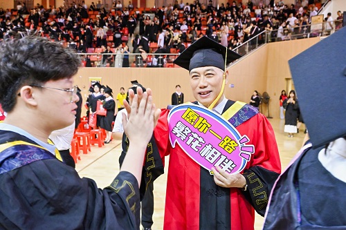 丁勇欢送毕业生.jpg