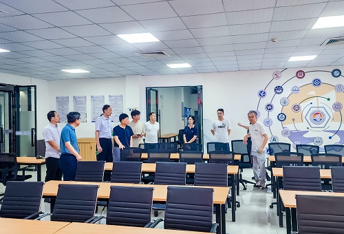 与会人员实地考察.jpg