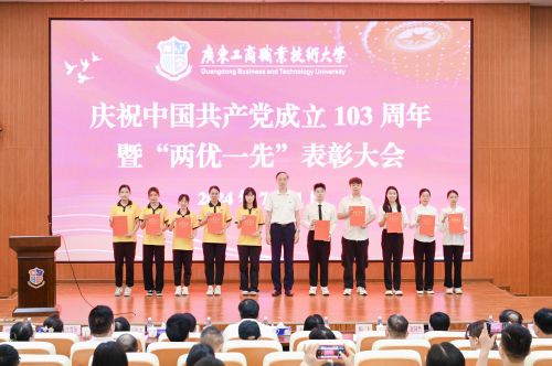 颁发学生优秀共产党员证书.jpg
