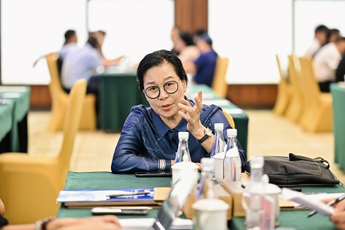 谢建平参加小组讨论.jpg