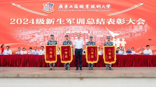 和飞为获奖集体颁奖.jpg 和飞为获奖集体颁奖.jpg