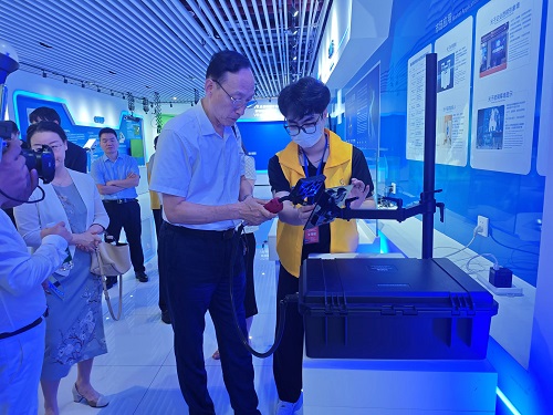 和飞考察深圳市VR公共实训基地.jpg