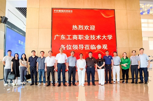 参展人员合影.jpg