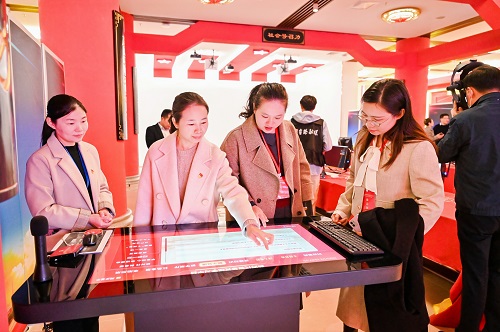 与会嘉宾参观VR党建馆.jpg