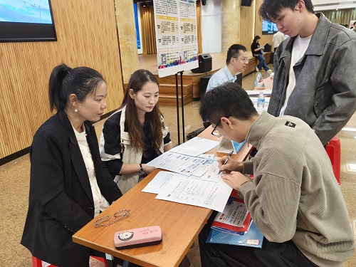 毕业生填登记表.jpg