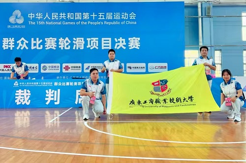 世界杯官网担任赛事技术官员的教师.jpg