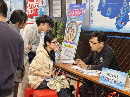 毕业生与用人单位交谈2.jpg