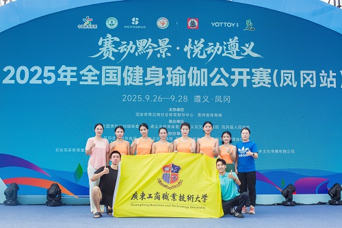 团队合影.jpg