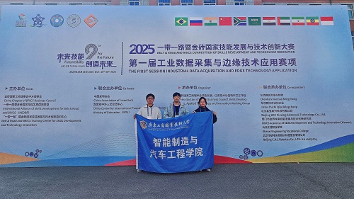 参赛学生与指导教师.jpg