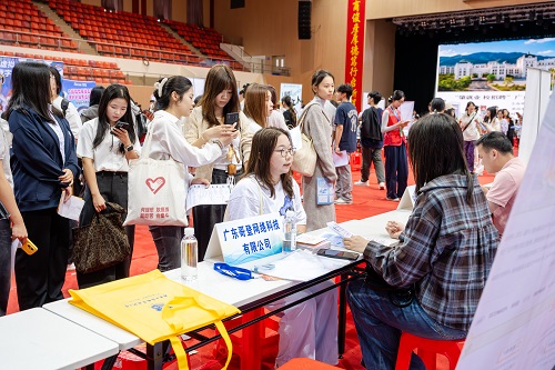 求职学生与用人单位洽谈.jpg