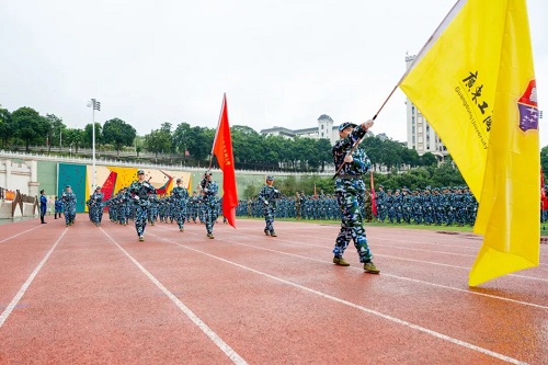 星湖校区方阵入场.jpg