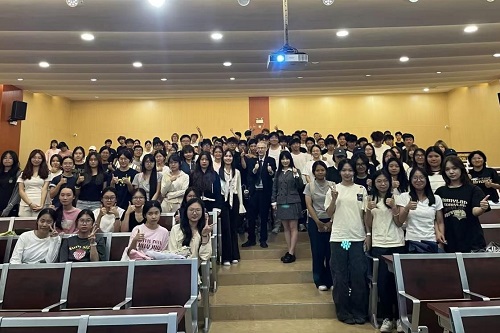 英方代表与世界杯官网学生合影.jpg