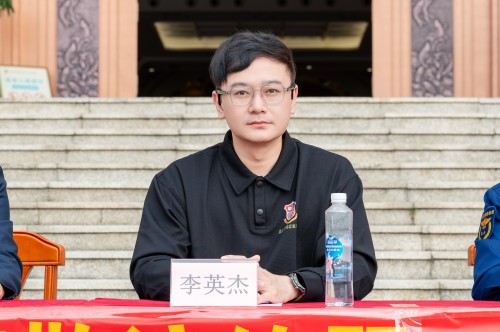 李英杰参加活动.jpg