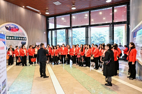 参观孵化器.jpg