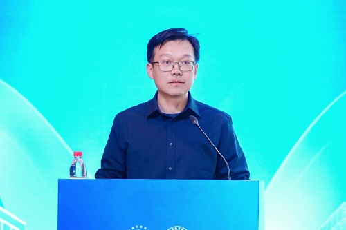 方泽强作报告.jpg