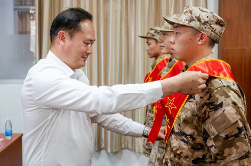 卢景值为入伍学生佩戴绶带和大红花.JPG