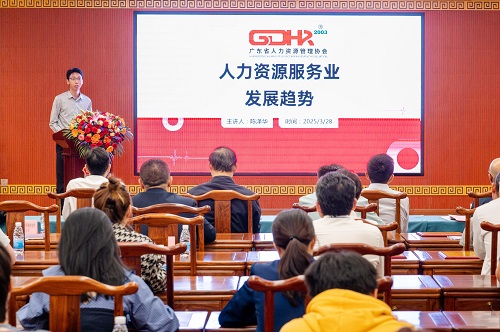 陈泽华作报告.jpg