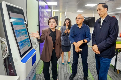 现场参观.jpg