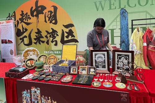 展区展品琳琅满目.jpg