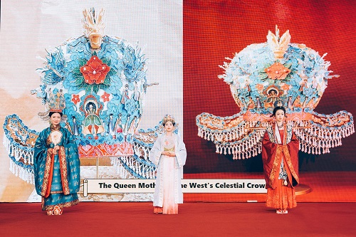 凤冠展演现场.jpg