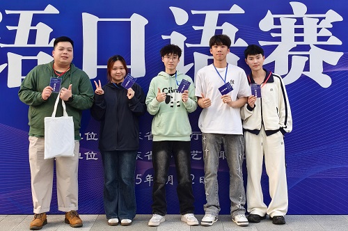 世界杯官网指导教师与参赛学生2.jpg