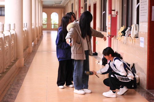 考生接受检查.jpg